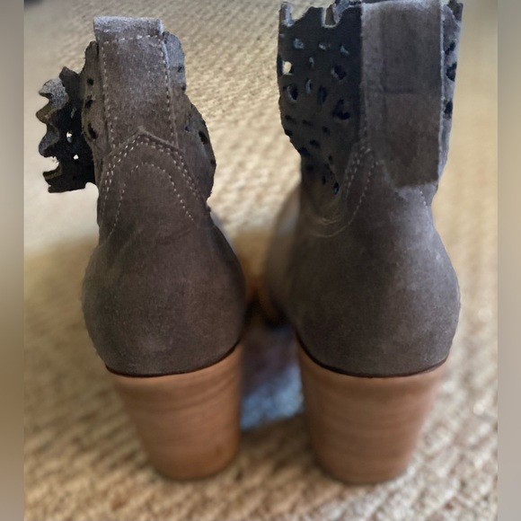 FRYE Women’s Victoria Cut Short Elephant Soft Oiled Suede Boots, size 8.5 - Picture 6 of 16